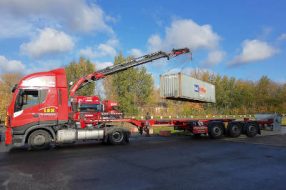 Seecontainer Anlieferung mit LKW und Ladekran