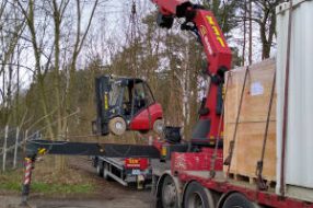 Einsatz Schwerlast LKW mit Selbstlade-Kran und Stapler in Berlin