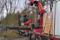 Einsatz Schwerlast LKW mit Selbstlade-Kran und Stapler in Berlin