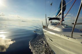 Schwertransport mit Boot oder Yacht auf der Straße