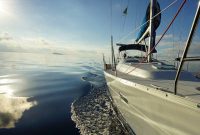 Schwertransport mit Boot oder Yacht auf der Straße